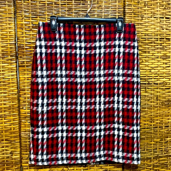 Talbots Dresses & Skirts - EUC Talbots Red, black cream hounds tooth wool blend lined skirt 10